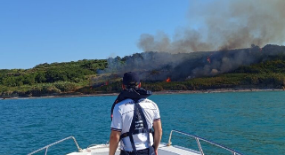 Vasto - Fiamme sulla spiaggia di Punta Aderci, bruciati 2 ettari di riserva